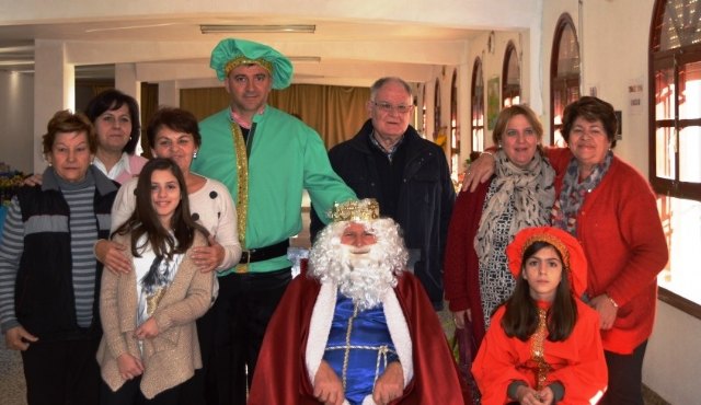 El Rey Melchor visitó Cáritas Tres Avemarías