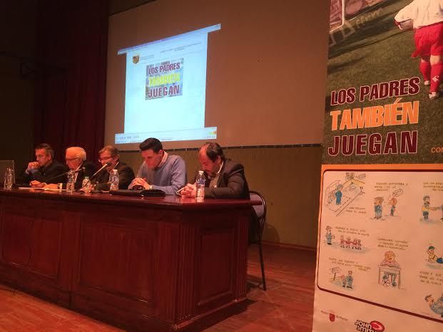 Representantes de los clubes deportivos de Totana asisten a la conferencia 'Los Padres también juegan'
