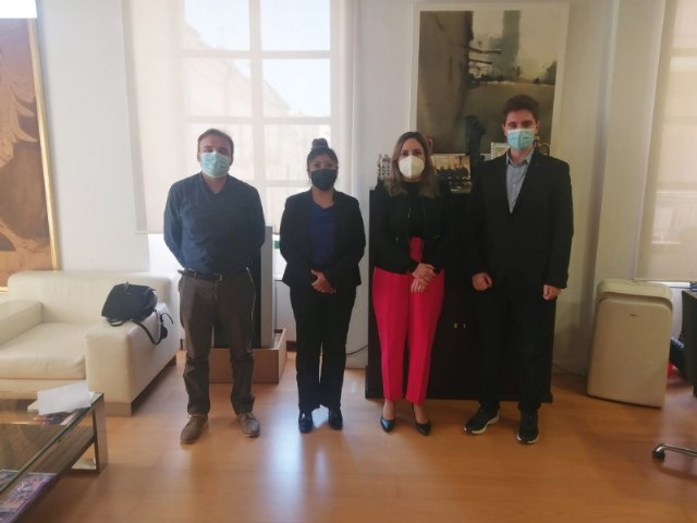 La cónsul de Ecuador en Murcia visita el Ayuntamiento para estrechar lazos y trasladar las peticiones de la comunidad ecuatoriana en el municipio
