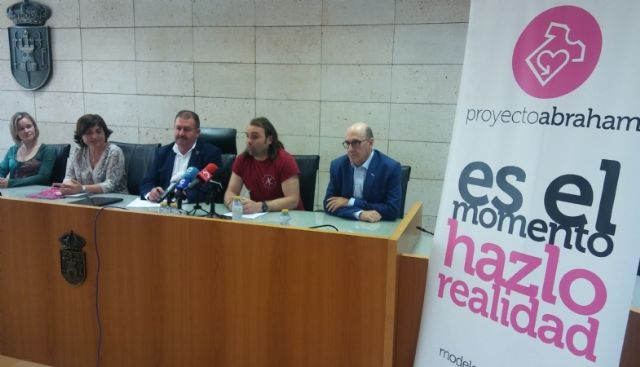 Un total de 13 mujeres en riesgo de vulnerabilidad social se beneficiarán del programa formativo y de empleo 'Camina entre telas', que promueve la Asociación Proyecto Abraham