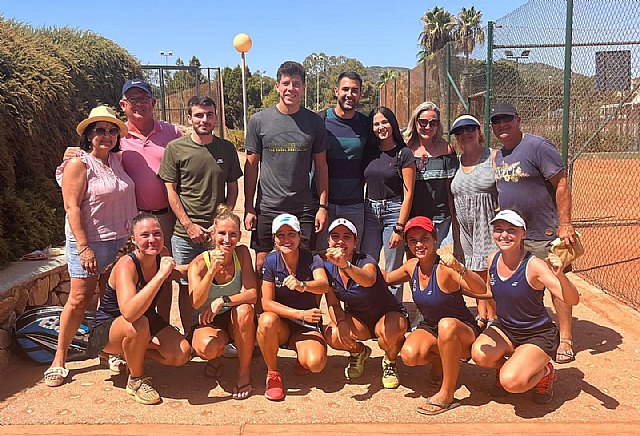 Las tenistas totaneras Ana Heredia y Mariángeles Victoria ganan en el campeonato de España por equipos de 2° categoría al equipo salmantino Alba de Tormes por un luchado 3-1