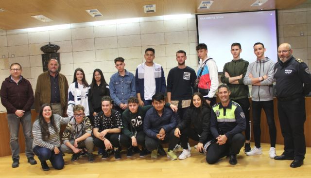 La Policía Local, con la colaboración transversal de varias concejalías, ponen en marcha el proyecto 'Aula Konect@' como modelo alternativo de ocio saludable a los menores