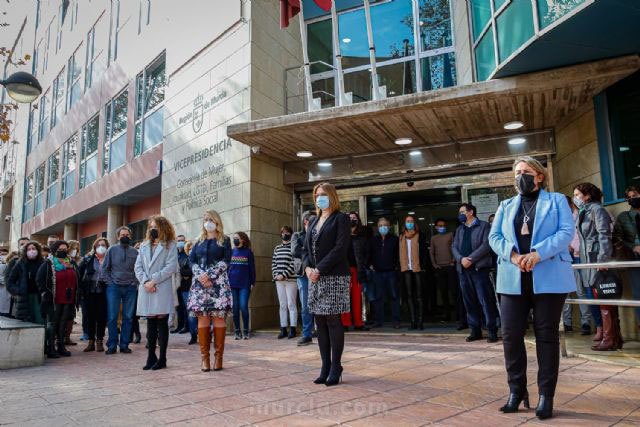 Minuto de silencio por la chica asesinada en Totana por su expareja