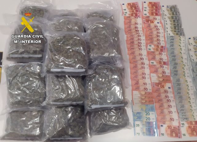 Detienen in fraganti a dos jóvenes en Totana mientras hacían un transporte de droga