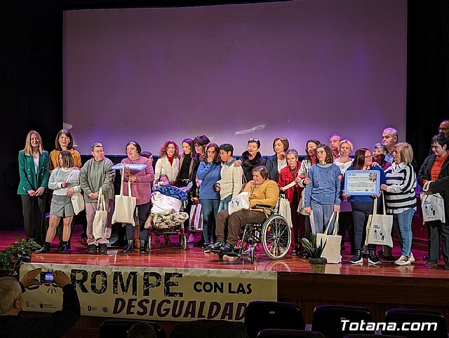 Totana rinde homenaje a la Mujer Totanera