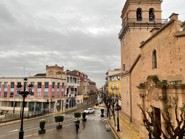 Un día lluvioso y gris que riega nuestras calles y campos con el agua tan necesaria