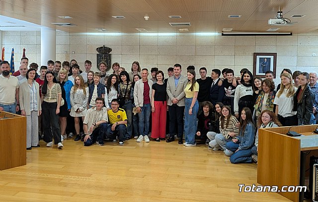Realizan una recepción institucional a las delegaciones lituana e italiana que participan en un encuentro Erasmus con alumnos del IES Juan de la Cierva