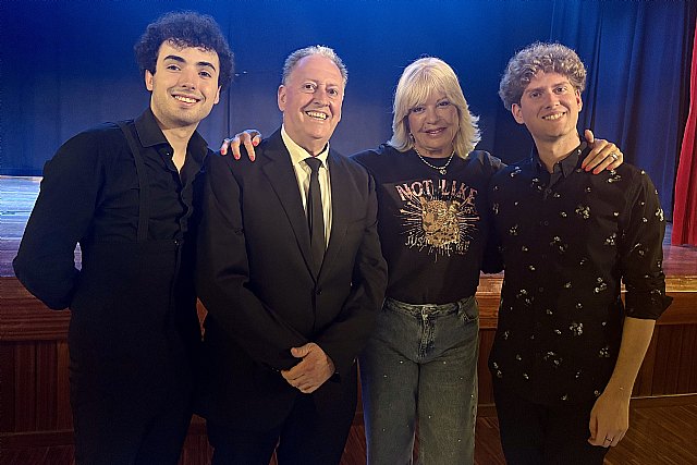 Bárbara Rey acompaña a Juanru, junto a Víctor y Ruvén, en una noche marcada por la música, el amor y la convivencia