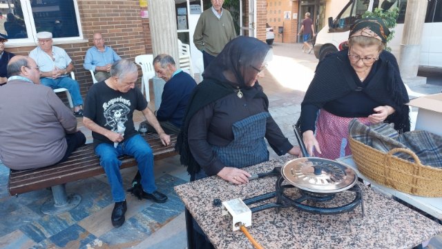 El Centro de Día de Personas Mayores Dependientes de la plaza Balsa Vieja celebra la Fiesta de la Castañera
