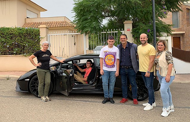 D´Genes hace realidad el sueño de dos jóvenes sin diagnóstico de subir en un coche deportivo de alta gama