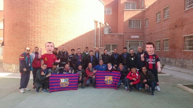 Los muñecos solidarios de la Peña Barcelonista de Totana visitan el Centro Penitenciario Murcia I con motivo de la festividad de Reyes