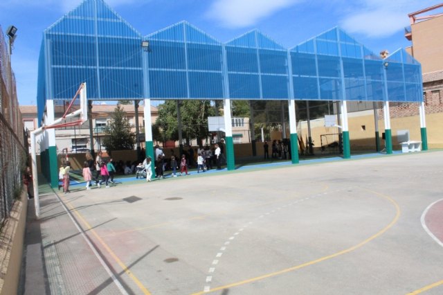 Se inaugura la nueva pista polideportiva del CEIP Santiago después de años de reivindicaciones de la comunidad educativa