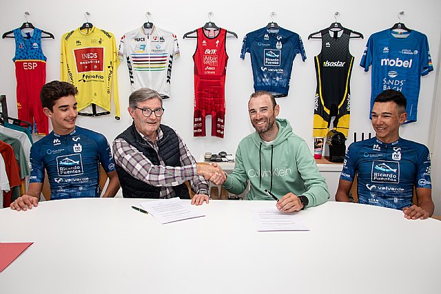 Alejandro Valverde visita Mobel Sport