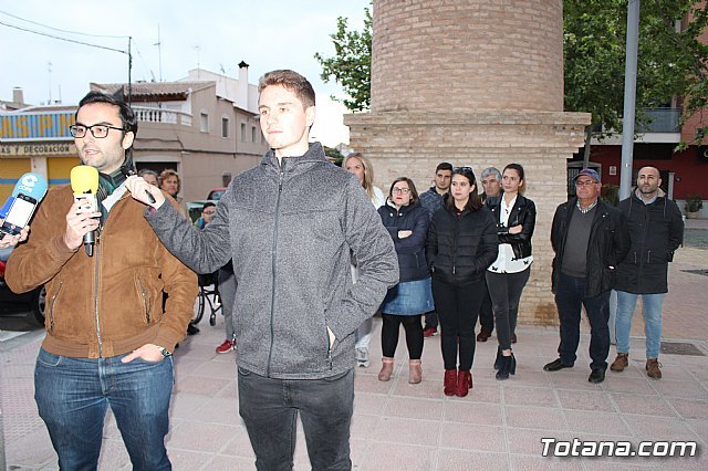 Rueda de prensa de la Plataforma de vecinos afectados por el proyecto de instalación de una gasolinera en Avd. Juan Carlos I de Totana.