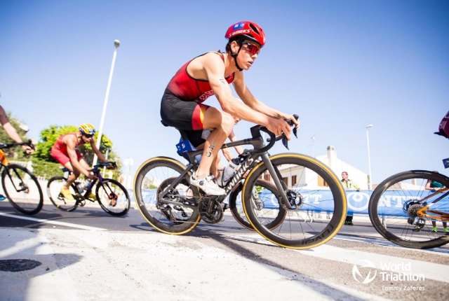 Deportes felicita al triatleta totanero Sergio Baxter por lograr el 14º puesto en la quinta etapa del Campeonato del Mundo de Triatlón