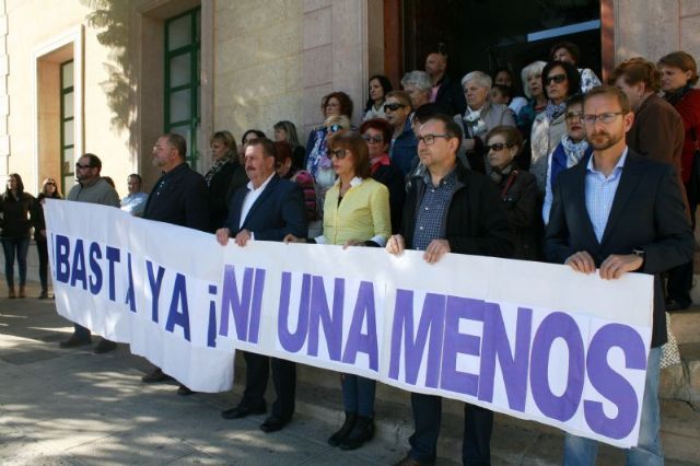 Se guarda un minuto de silencio a las puertas del Ayuntamiento como señal de condena por el último caso de violencia machista en Elda (Alicante)