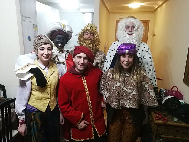 La campaña “Navidades Solidarias”, organizada por Algarrobo Kolectiv, finalizó con la entrega de regalos a medio centenar de familias