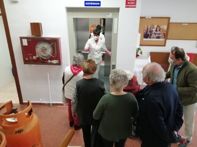 Finalizan las obras del nuevo ascensor del Centro Municipal de Personas Mayores de la plaza Balsa Vieja, que ya está operativo
