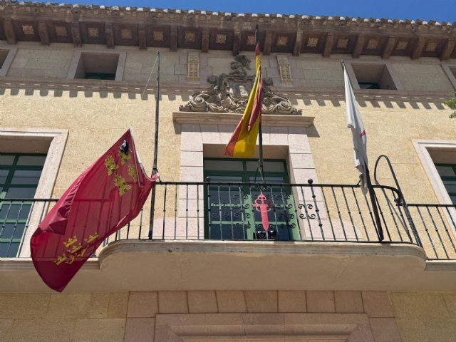 Totana rinde homenaje, con un emotivo minuto de silencio en señal de luto, al alcalde de Murcia, José Ballesta, tras su fallecimiento ayer; sumándose a las numerosas muestras de condolencia en toda la Región