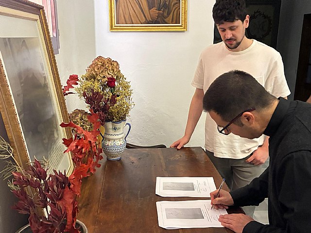 El escultor totanero Alberto Marín dará forma en bronce al beato Cura Valera para la parroquia de Alhama de Murcia
