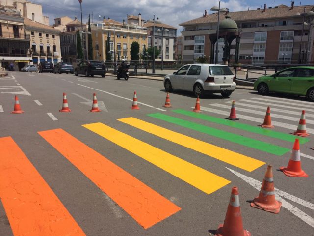 Totana pinta cinco pasos de peatones con los colores de la bandera gay para concienciar de los derechos del colectivo LGTBI