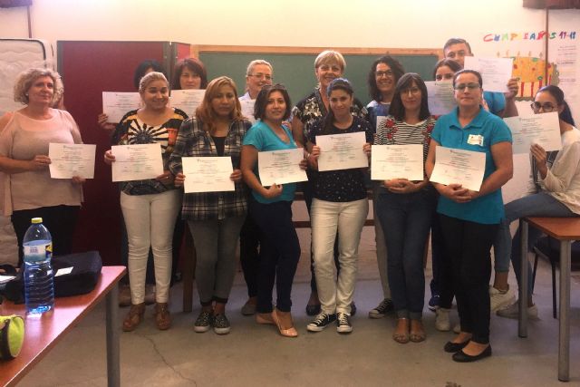 Se entregan los diplomas del Curso de Primeros Auxilios a los alumnos del programa mixto de 'Atención Sociosanitaria a Personas Dependientes en Instituciones Sociales'