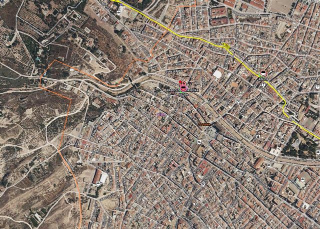 Servicios de emergencia atienden a una mujer tras el incendio declarado en la cocina de su vivienda, en Totana