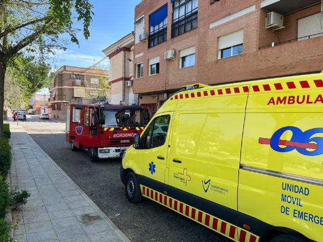 Herida una persona en un incendio declarado en un piso en Totana