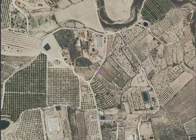 Servicios de emergencia acuden a sofocar incendio de un antiguo almacén en Totana