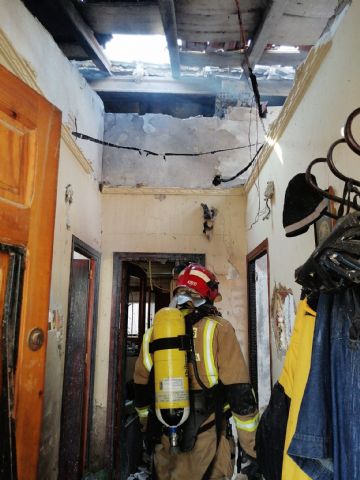 Servicios de emergencia rescatan y trasladan al hospital a una persona herida en el incendio de una vivienda en Totana