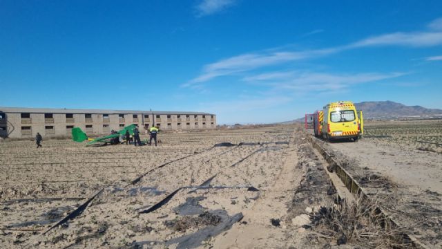 Trasladan al hospital a un piloto de 65 años herido que ha caído mientras volaba su avioneta a unos 500 metros del Aeródromo en Totana