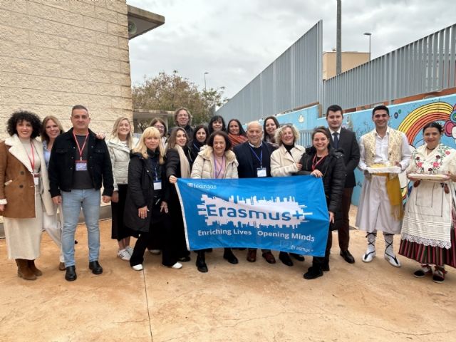 El CEIP La Cruz recibe a 11 profesores de Letonia, Portugal, Irlanda y Grecia con el fin de intercambiar experiencias pedagógicas en torno a las tradiciones y bailes locales e internacionales