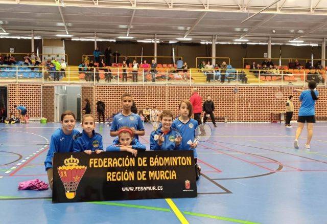 El equipo Infantil del IES Juan de la Cierva, medalla de bronce en la Final Regional de Bádminton; y el Alevín del CEIBAS Guadalentín, semifinalista