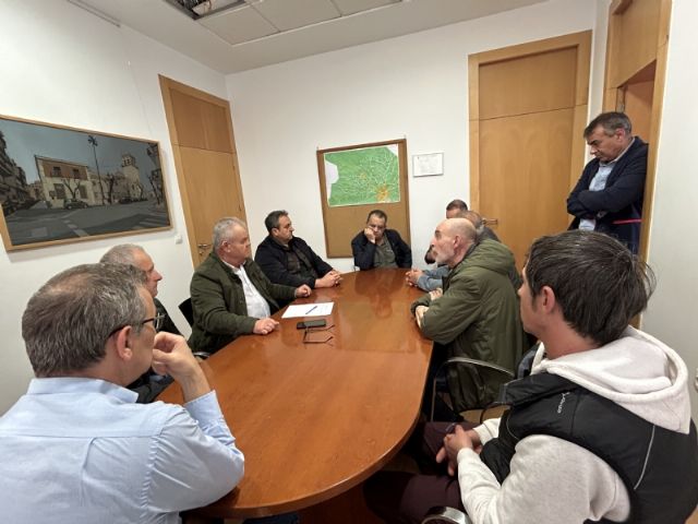 El alcalde se reúne con representantes vecinales afectados por las limitaciones fijadas por la CHS para el tránsito de vehículos en varios tramos de las vías de servicio del Trasvase Tajo-Segura