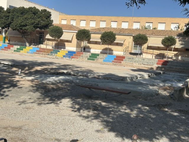 Prosiguen las obras de construcción de la cubierta de la nueva pista polideportiva del CEIP Tierno Galván