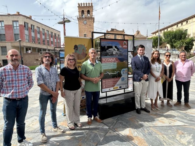 Totana acoge estos días una exposición itinerante, en la plaza Balsa Vieja, sobre la Red de Senderos que promueve Campoder; y que conecta 8 municipios de la Región
