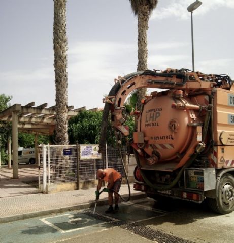 Se refuerza la limpieza de imbornales en el casco urbano y las pedanías ante la previsión de lluvias fuertes durante las próximas semanas