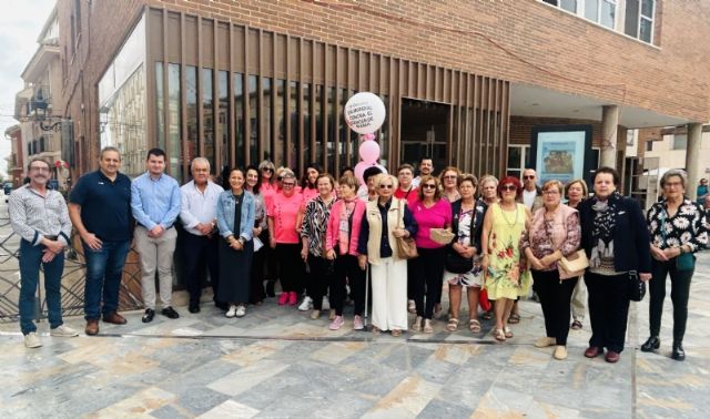 Totana conmemora el Día Internacional del Cáncer de Mama, que se celebra cada 19 de octubre, con la lectura de un manifiesto institucional en la plaza Balsa Vieja