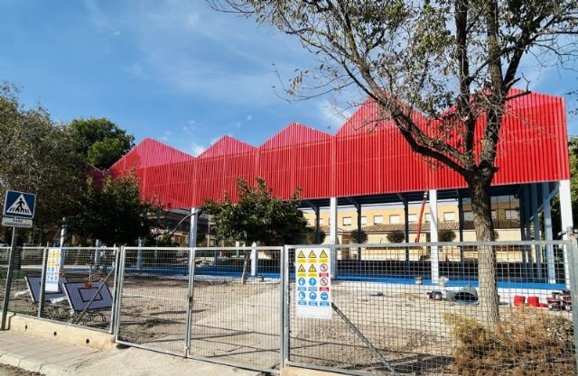 Entran en su última fase las obras de construcción de la cubierta de la nueva pista polideportiva del CEIP Tierno Galván