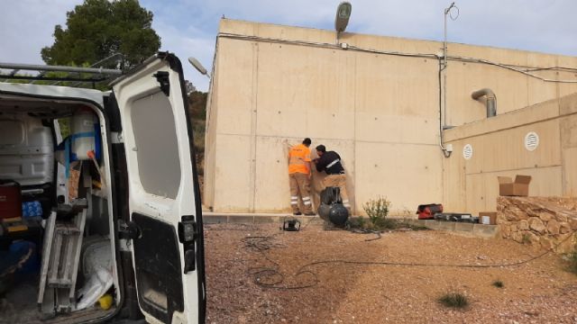 Comienzan las obras de reparación de fisuras, impermeabilización, limpieza y desinfección de la EBAP y la tubería en la diputación de las Viñas y Carivete