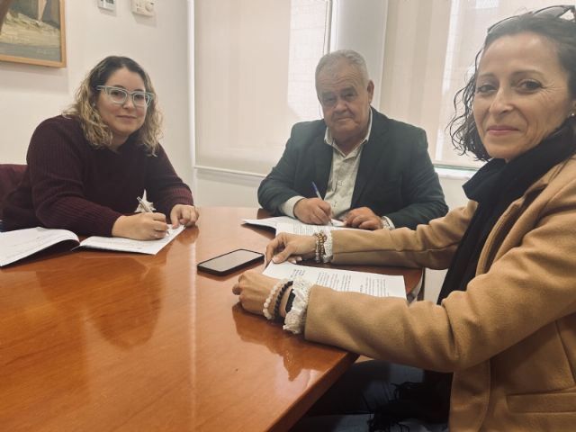 Suscriben un convenio de colaboración con la Asociación de Vecinos de El Paretón-Cantareros para realizar acciones de dinamización y promoción social en esta pedanía