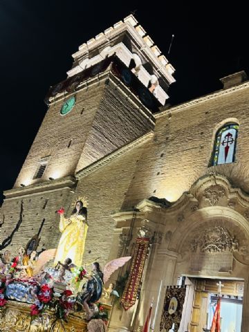 Trasladan la imagen de la Patrona Santa Eulalia de Mérida desde la ermita de San Roque hasta la parroquia de Santiago, donde permanecerá hasta el 7 de enero