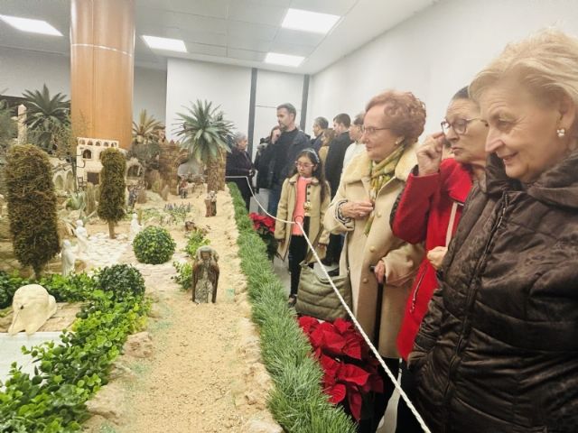 Inaugurado el Belén Municipal que permanecerá abierto hasta el próximo 6 de diciembre en un local entre las calles Santiago esquina con Mayor Sevilla