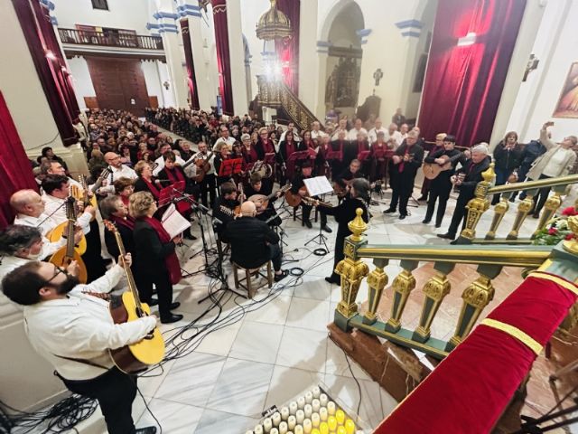 La Serenata a la Patrona congrega a una Parroquia de Santiago repleta de público, protagonizada por 'Los Charrasqueados' y el Coro 'Santa Cecilia'
