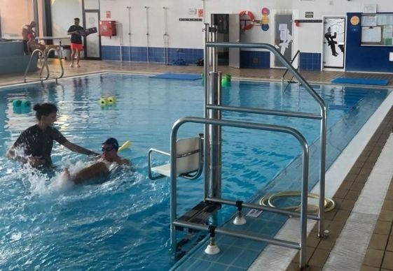 Dan continuidad al servicio de terapia acuática para menores con necesidades educativas especiales en la piscina climatizada para mejorar el desarrollo psicomotriz durante el 2026