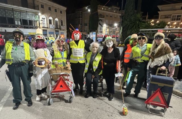 Varios centenares de máscaras salen a las calles inundándolas de música, color, alegría y diversión en una de las fiestas más singulares del Carnaval