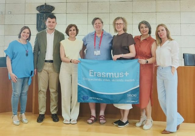 Realizan una recepción institucional a docentes del CEIP La Cruz que participan en una iniciativa de movilidad dentro del programa Erasmus + con maestras de Suecia para implantar un proyecto innovador de Autonomía Doméstica