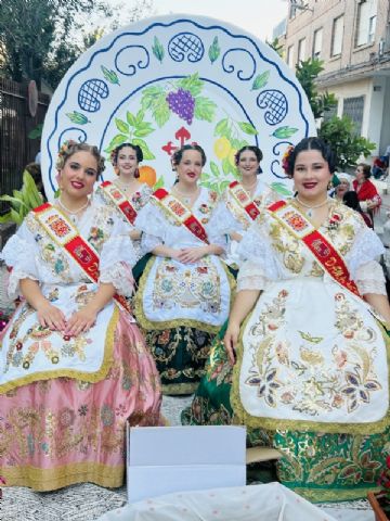 Gran ambiente festivo y costumbrista en el VII Desfile Güertero, uno de los momentos más vistosos del programa 'Totana, Reino de Murcia' que organiza la Asociación Folclórica Peña La Mantellina