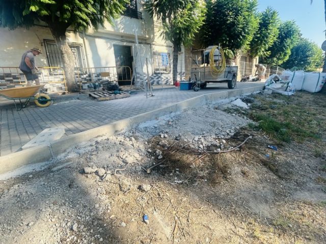 Comienzan los trabajos de obra civil para la renovación de los parterres de la avenida de Lorca que permitirán una mejora estética ornamental de este espacio urbano