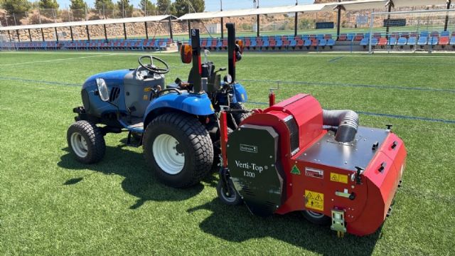 Realizan trabajos de descompactación y redistribución del caucho granulado en los dos campos de fútbol de la Ciudad Deportiva